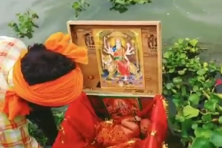 Baby girl found floating in Ganga at Ghazipur  Ghazipur news  Uttar Pradesh news  21 day old baby girl found in wooden box in ganga  Goddess Durga and Lord Vishnu  Boatman Gullu  Wooden Box  Horoscope  Mother Ganga  District Magistrate  Police case  ഗംഗാനദി  ലഖ്‌നൗ  ഉത്തർപ്രദേശ് വാർത്തകള്‍  യുപി വാർത്തകള്‍