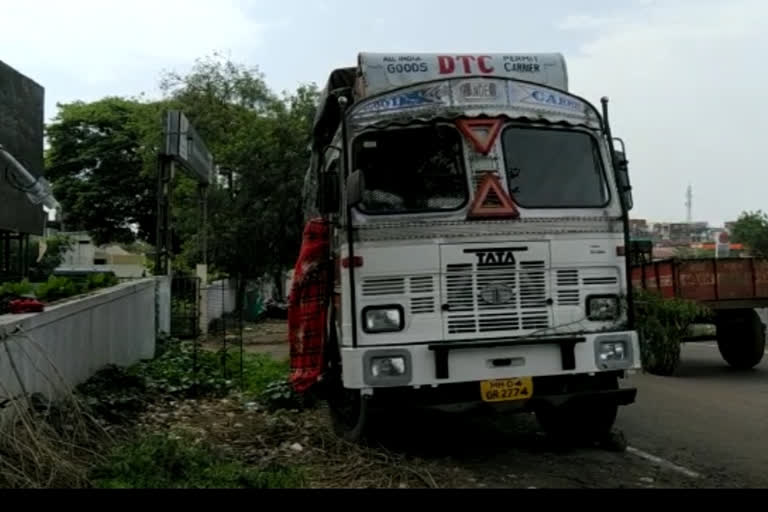 TRUCK DRIVER COMMITS SUICIDE BY HANGING HIMSELF IN FRONTS OF POLICE