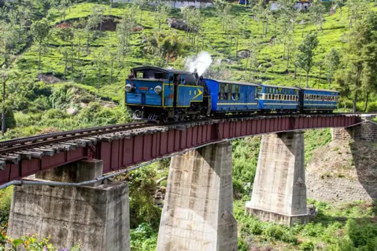 மலைகளுக்குகிடையே குன்னூர் மலை ரயில் பயணிக்கும் காட்சி