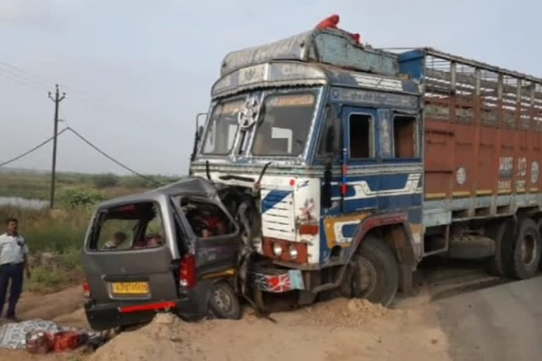 கார்- டிரக் நேருக்கு நேர் மோதல்