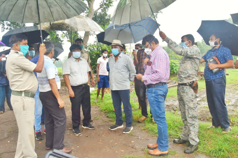 মাটির সৃষ্টি প্রকল্পের কাজ পরিদর্শনে পুরুলিয়ার জেলাশাসক রাহুল মজুমদার ও বিধায়ক রাজীব লোচন সরেন ৷