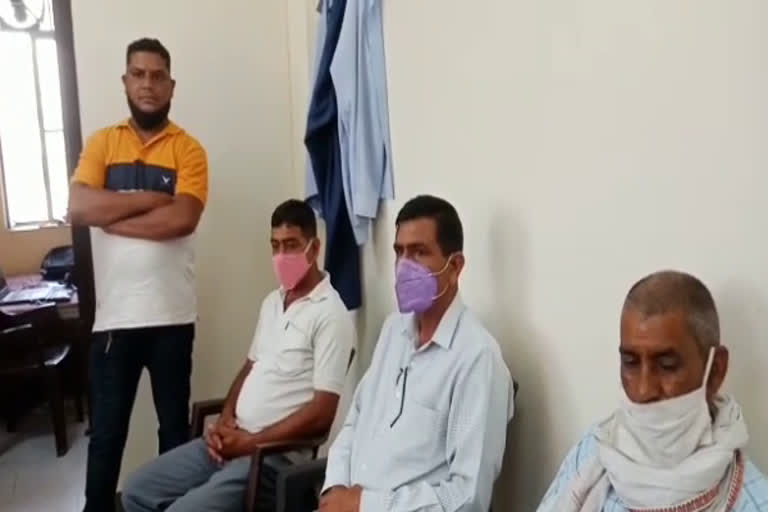 रिश्वत लेते प्रहराधिकारी और सिपाही गिरफ्तार, Police officer and constable arrested for taking bribe