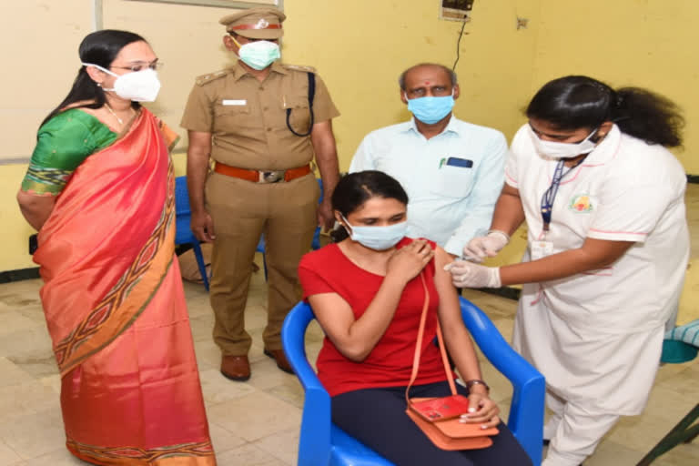 காஞ்சிபுரம்  collector inaugurated corona vaccination camp for police family  corona vaccination camp  corona vaccination  corona vaccination camp for police family  corona virus  covid 19  kancheepuram news  kancheepuram latest news  காஞ்சிபுரம் செய்திகள்  காஞ்சிபுரம் கரோனா தடுப்பூசி முகா  கரோனா தடுப்பூசி முகாம்  காஞ்சிபுரம் மாவட்ட ஆட்சியர்