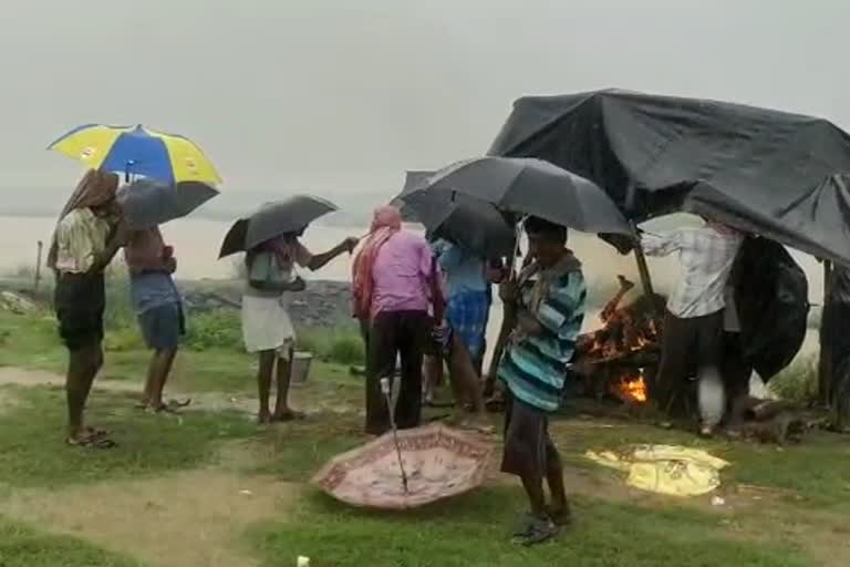 শ্মশানে পরিকাঠামোর অভাব তার ওপর বৃষ্টিতে শব দাহ হচ্ছে না; ভোগান্তিতে শবযাত্রীরা