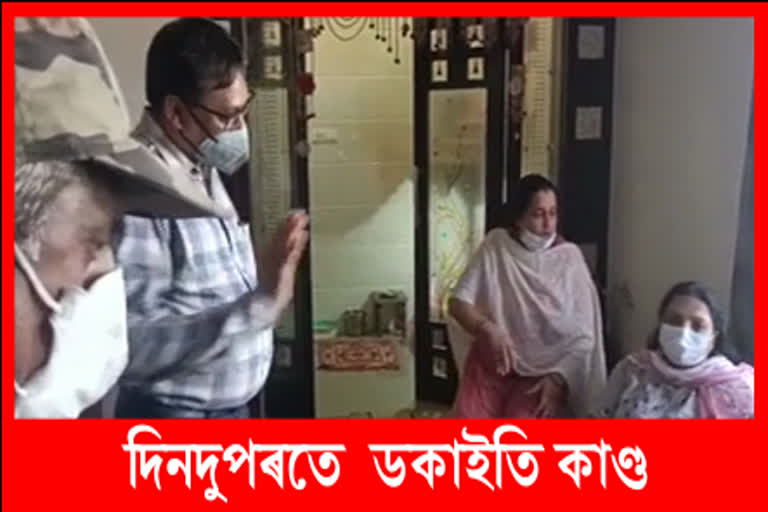 dacoite-in-tinsukia-with-weapons-in-hand