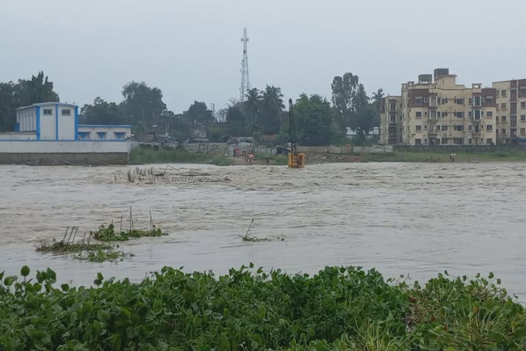 বাঁকুড়ায় প্রবল বর্ষনে অস্থায়ী ব্রিজ ভেঙে বিপত্তি