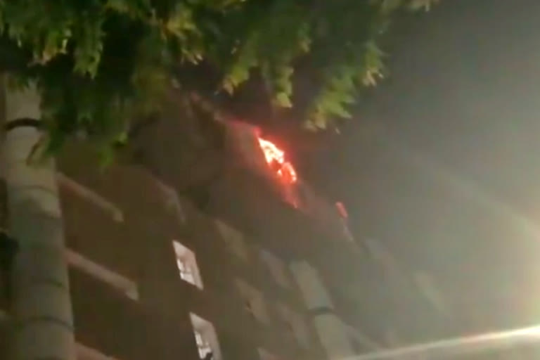 Fire breaks out at 9th floor of Delhi AIIMS  Fire breaks out at 9th floor  Delhi AIIMS  Delhi AIIMS fire  எய்ம்ஸ் மருத்துவமனை  தீ விபத்து  டெல்லி எய்ம்ஸ் மருத்துவமனை  எய்ம்ஸ் மருத்துவமனையில் தீ விபத்து  தீயணைப்பு சேவை இயக்குநர் அதுல் கார்க்