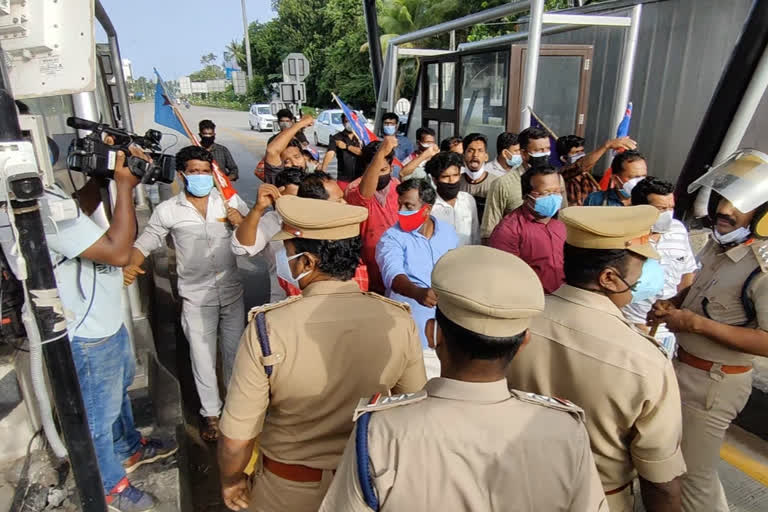 Move to start toll collection DYFI activists protest at Kollam bypass  കൊല്ലം ബൈപ്പാസിൽ ഡിവൈഎഫ്ഐ പ്രവർത്തകരുടെ പ്രതിഷേധം  കൊല്ലം ബൈപ്പാസ്  ബൈപ്പാസിൽ ഡിവൈഎഫ്ഐ പ്രവർത്തകരുടെ പ്രതിഷേധം  ഡിവൈഎഫ്ഐ പ്രതിഷേധം വാര്‍ത്തകള്‍  DYFI activists protest at Kollam bypass  Kollam bypass related news