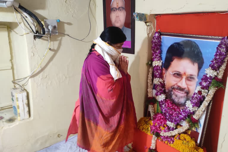 minister usha thakur visits vidisha to pay tribute to late minister laxmikant sharma