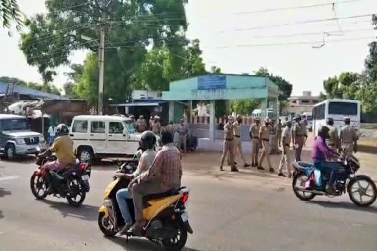 crime news  thirunelveli news  thirunelveli latest news  Conflict between the two sides  youth attempt murder  திருநெல்வேலி செய்திகள்  திருநெல்வேலி இருதரப்பினரிடையே மோதல்  இளைஞருக்கு அரிவாள் வெட்டு  போராட்டம்  இருதரப்பினரிடையே மோதல்  மோதல்