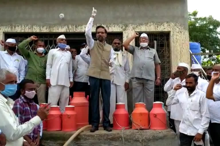 agitation of milk producing farmers in Ahmednagar