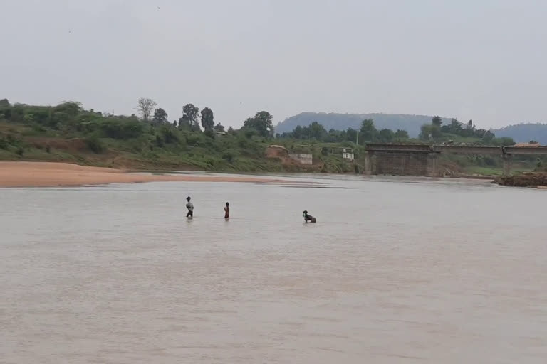 ग्रामीण नदी पार करने को मजबूर