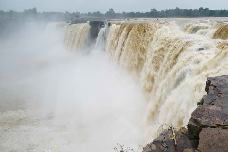 बस्तर की खूबसूरती देखने नहीं पहुंच रहे पर्यटक