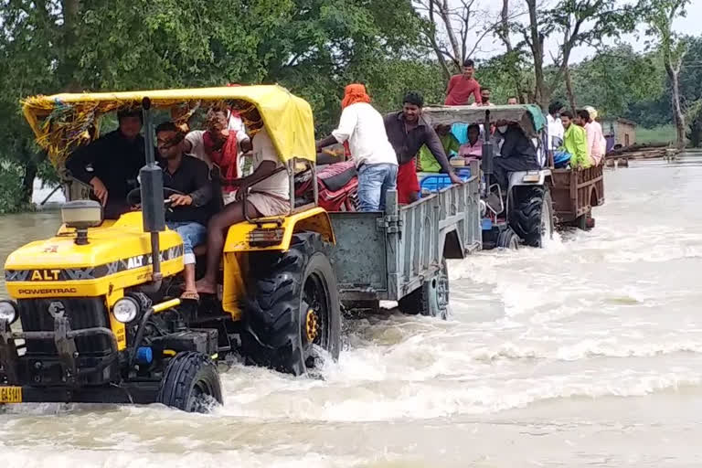 जान जोखिम में डालकर रोड पार करते लोग