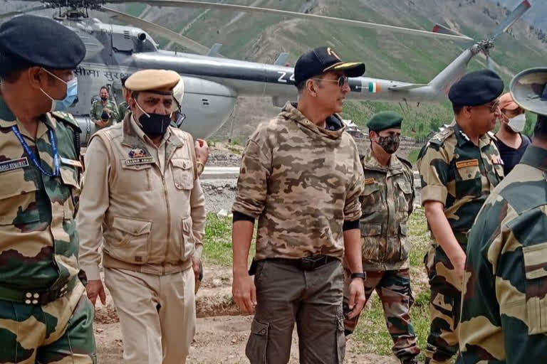 Bollywood actor Akshay Kumar visits troops in kashmir