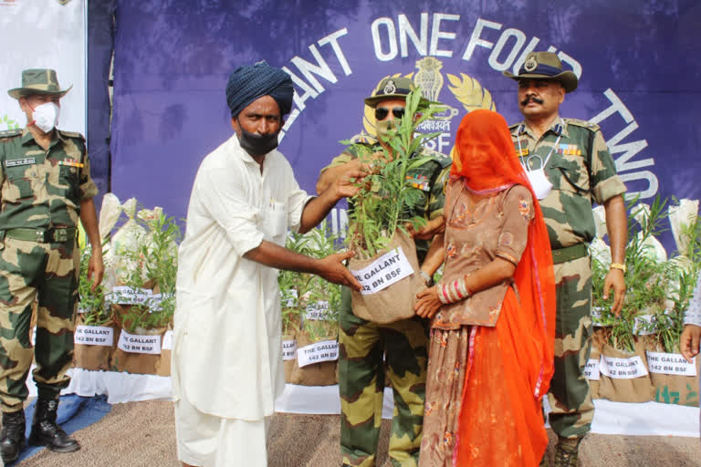 Barmer news, BSF distributes food items, बाड़मेर न्यूज, बाड़मेर में 60 जरूरमंद परिवारों को खाद्य सामग्री वितरित