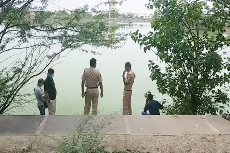 पानी में युवक का शव, young man body in water