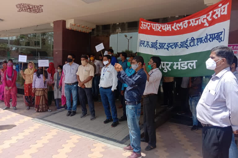 Railway workers protest,  protest at jaipur railway station