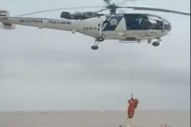 cBarge goes aground off Mumbai coast amid rough weather  16 crew members rescued by ICG  മുംബൈ തീരത്ത് അപകടത്തിൽപ്പെട്ട ബാർജ്  ഇന്ത്യൻ കോസ്റ്റ് ഗാർഡ്  ന്യൂഡൽഹി