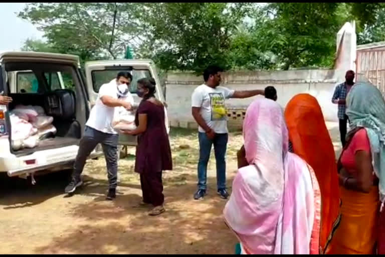 Vasant Kunj councilor manoj helped women living in Rajokri forests delhi