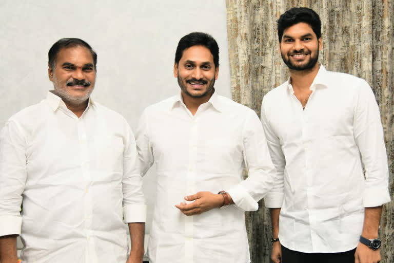 thota trimurthulu meet cm jagan