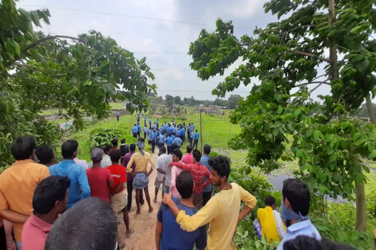 জমি মাফিয়াদের দখলে সরকারি খাস জমি, এর বিরুদ্ধে রুখে দাঁড়াল সশস্ত্র আদিবাসীরা