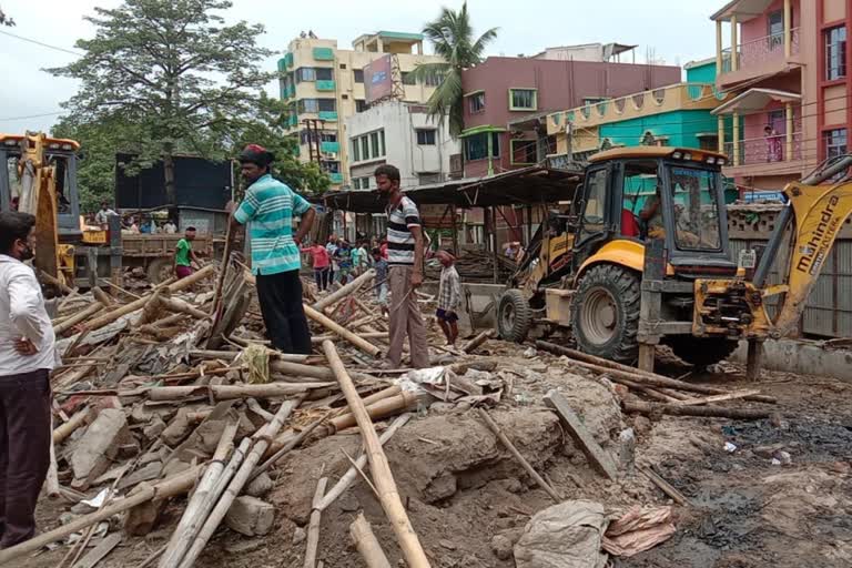 Illegal shop eviction by administration in Malda