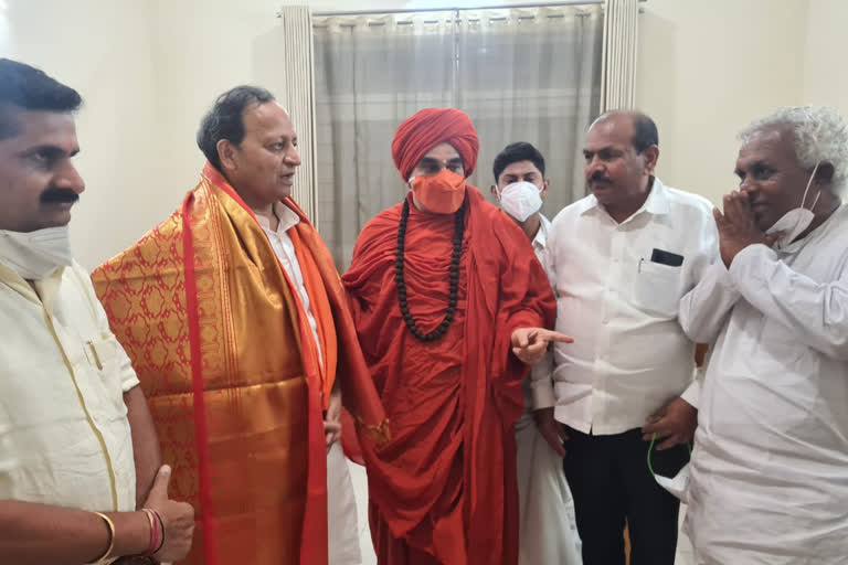 Panchamsali Swamiji meet, Panchamsali Swamiji meet to Arun Singh, Panchamsali Swamiji meet to Arun Singh in Bangalore, Bangalore news, Bangalore political news, ಅರುಣ್ ಸಿಂಗ್ ಭೇಟಿ, ಅರುಣ್ ಸಿಂಗ್ ಭೇಟಿ ಮಾಡಿದ ಪಂಚಮಸಾಲಿ ಸ್ವಾಮೀಜಿ, ಬೆಂಗಳೂರಿನಲ್ಲಿ ಅರುಣ್ ಸಿಂಗ್ ಭೇಟಿ ಮಾಡಿದ ಪಂಚಮಸಾಲಿ ಸ್ವಾಮೀಜಿ, ಬೆಂಗಳೂರು ಸುದ್ದಿ, ಬೆಂಗಳೂರು ರಾಜಕೀಯ ಸುದ್ದಿ,