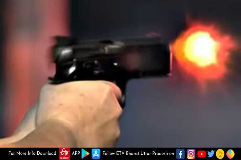 miscreants shot shopkeeper  firing in deoria  deoria crime news  ram janki marg  shot shopkeeper at ram janki marg  firing on shopkeeper  deoria latest news in hindi  दुकानदार को बाइक सवार बदमाशों ने गोली मारी  बदमाशों ने गोली मारी  दुकानदार को बदमाशों ने गोली मारी  खेमादेई मोड़  गोरखपुर मेडिकल कॉलेज  देवरिया की ताजा खबर  सुतवार गांव  देवरिया में फायरिंग