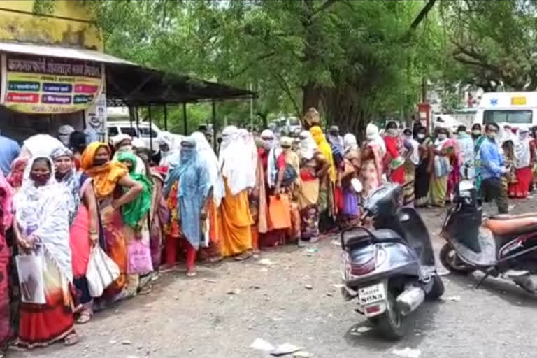 Hundreds of citizens standing in front of the Amravati labor office despite of covid norms