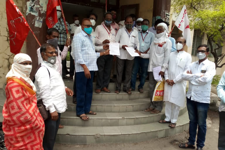 CPIM protests in front of Parli tehsil office on farmers issues