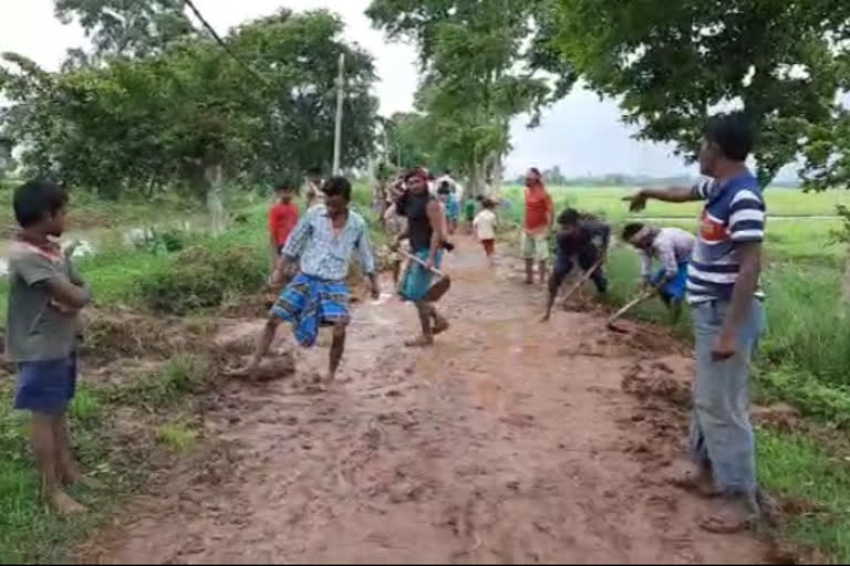 The villagers repair the roads on their own initiative in raghunathgange murshidabad