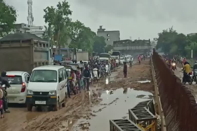 Traffic jam: કીમ ફાટક નજીક સર્જાયો બે કલાકનો ટ્રાફિક જામ