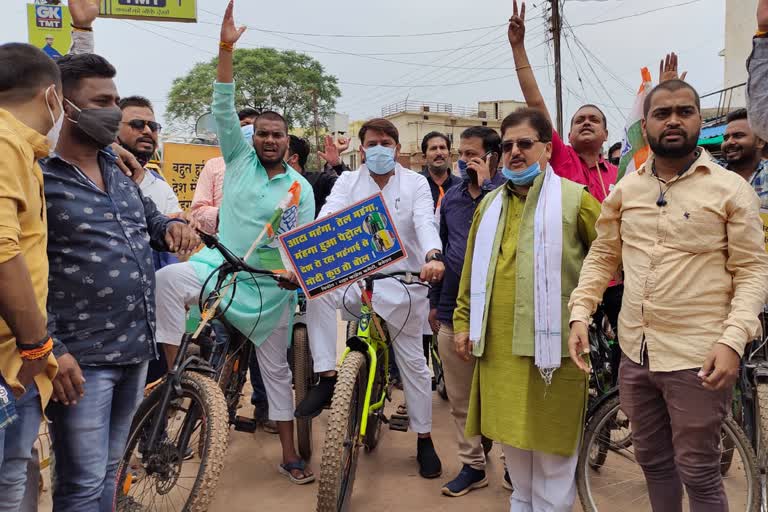 Congress leaders take out a cycle rally in the city