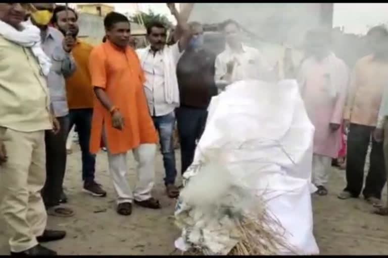 bjp-workers burn effigies of Rahul Gandhi and Owaisi in Ghaziabad due to beating of elderly