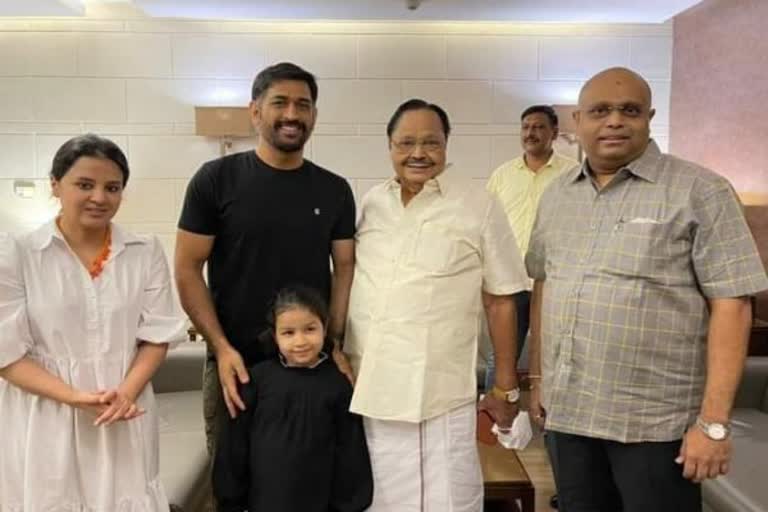 dmk-duraimurugan-meet-dhoni-in-delhi