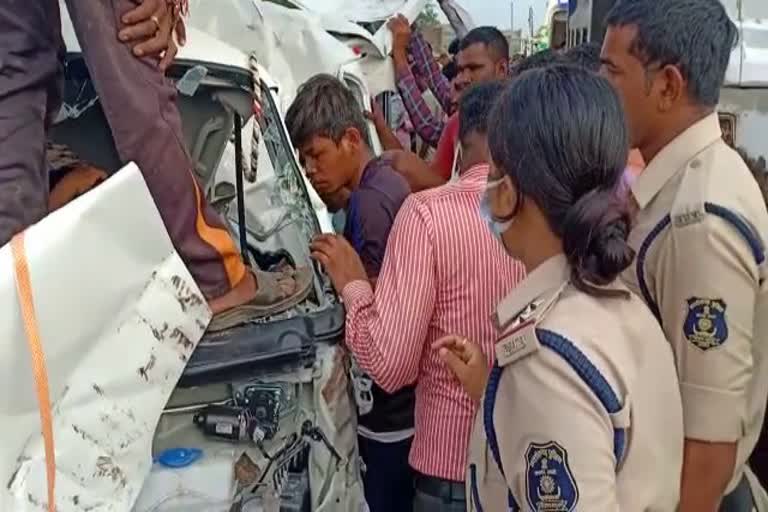 Accident of family going by car in Dhamtari