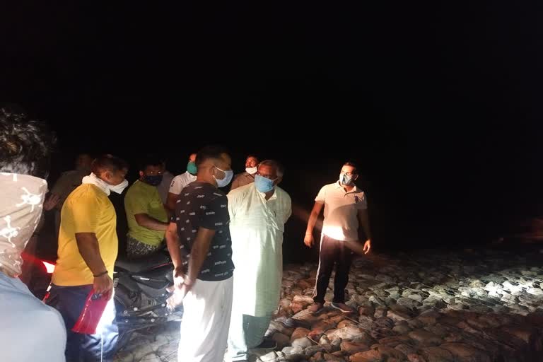 rescue-operation-of-youths-trapped-on-the-island-between-gaula-river-continues