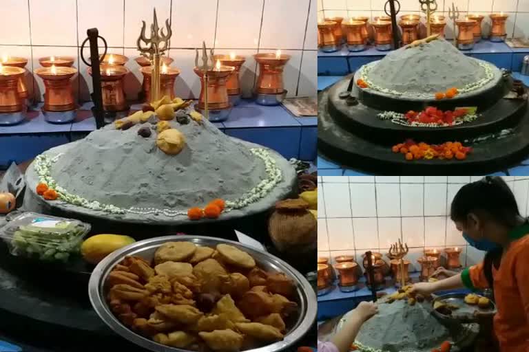 samosa-and-kachori-are-offered-in-dhumavati-temple