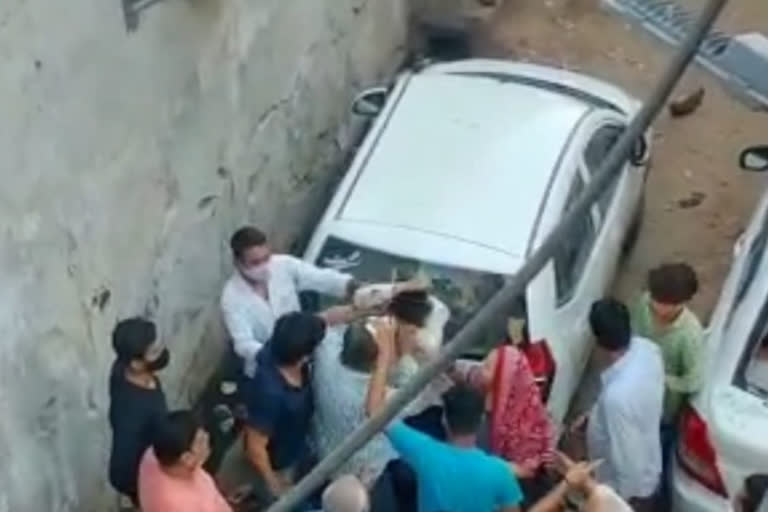 Angry youths beat up cab driver in ghaziabad video viral