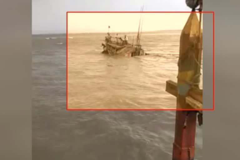 boat accident  Boat submerged in river Ganges  boat accident  Boat capsizes in Ganges at Bihar's Saran  Doriganj Ghat  Chhapra of Bihar's Saran district  Mehrauli Ghat  Haldi Chhapra Ghat of Arrah  boat sinks in ganga river  saran boat collapse  ബോട്ട് മറിഞ്ഞ് അപകടം  ബോട്ടപകടം  ബിഹാർ  ബിഹാർ ബോട്ടപകടം  ശരൺ