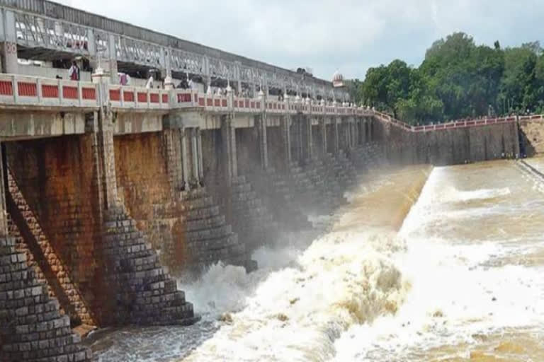 ஆற்றுப்படுகையில் மணல் அள்ள சாதகமாக வழிவகுக்கும் பொதுப்பணித்துறையினர்