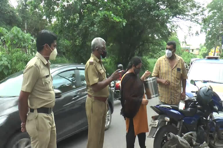 free tea for police  kerala police news  kerala police troll  കേരള പൊലീസ് വാർത്തകള്‍  പൊലീസിന് ഫ്രീ ചായ  പൊലീസ് ട്രോള്‍ പേജ്