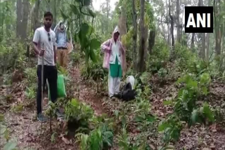 COVID-19  Chhattisgarh health workers  remote area  vaccinate people  റായ്‌പൂർ  ഛത്തീസ്‌ഗഡിലെ ഉൾനാടൻ പ്രദേശം  ആരോഗ്യ പ്രവർത്തകർ  ആദിവാസി മേഖല