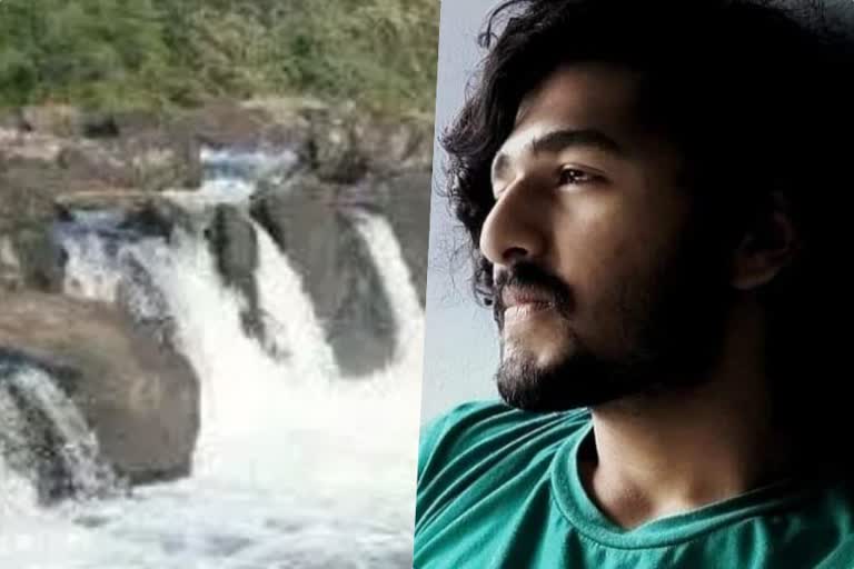 youth who fell into a waterfall in Pathanamthitta has gone missing  പത്തനംതിട്ടയില്‍ വെള്ളച്ചാട്ടത്തില്‍ വീണ യുവാവിനെ കാണാതായി  വെള്ളിയാഴ്ച വൈകുന്നേരം 5.45 ന് കാണാതായ യുവാവിനായി റാന്നി ഫയര്‍ഫോഴ്‌സും പെരുനാട് പൊലീസും സ്ഥലത്തെത്തി തിരച്ചില്‍ നടത്തിയെങ്കിലും കണ്ടെത്താനായില്ല.  പൊന്‍കുന്നം തുറുവാതുക്കല്‍ സാജന്‍റെ മകന്‍ എബി സാജനെയാണ് (22) കാണാതെയായത്.  The missing person is AB Sajan (22), son of Ponkunnam Thuruvathukkal Sajan.  പാറയില്‍ നിന്ന് തെന്നി വെള്ളച്ചാട്ടത്തില്‍ വീഴുകയായിരുന്നു.  He slipped from a rock and fell into a waterfall.