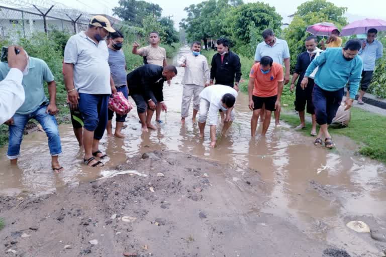 congress-protested-strangely-in-rishikesh