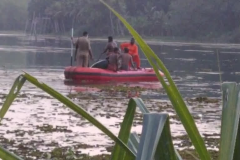 two missing after boat capsizes at kollam3 kollam boat capsizes കൊല്ലത്ത് വള്ളം മറിഞ്ഞ് രണ്ട് യുവാക്കളെ കാണാതായി കൊല്ലം ബോട്ട് മറിഞ്ഞു