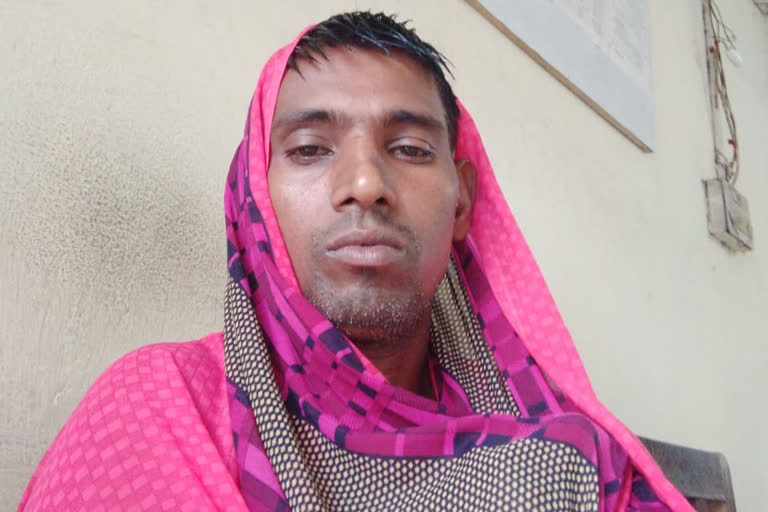 accused surrendered in police station wearing a sari in Giridih