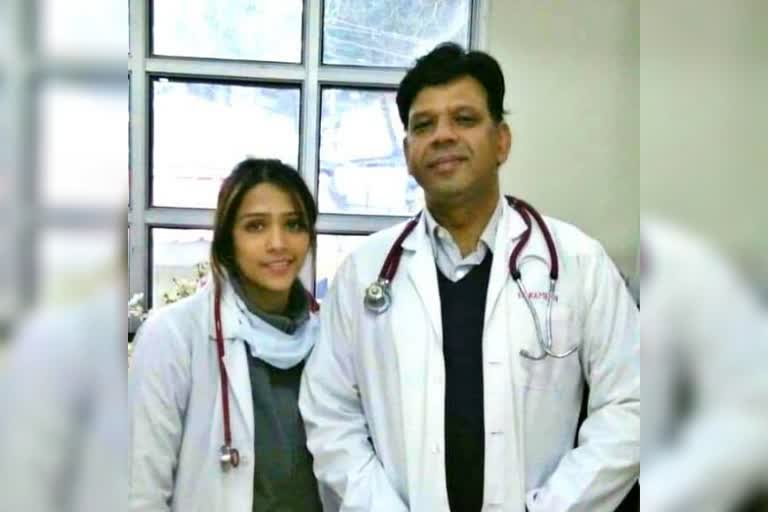 डॉ रमेश और उनकी बेटी डॉ क्षितिजा (फाइल)