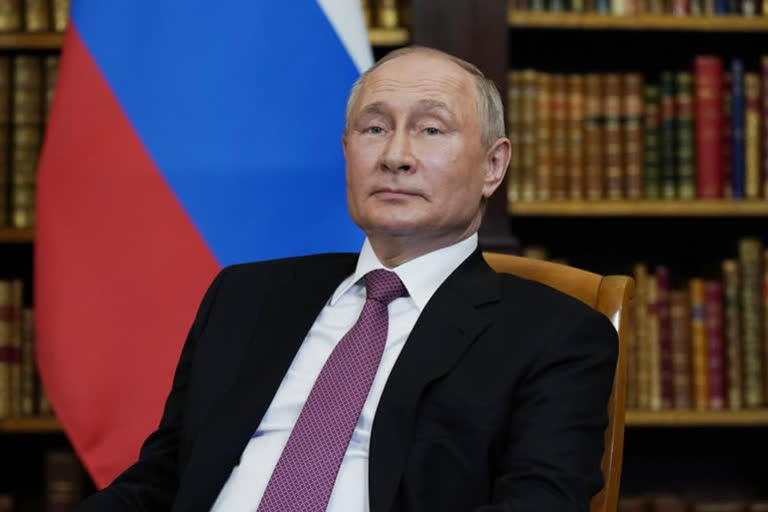 Putin says Russia continues working on new vaccines, medication for treating COVID-19  russian president  vladimir putin  vaccination  covid  medical workers day  മെഡിക്കൽ വർക്കേഴ്‌സ് ദിനത്തിൽ ആരോഗ്യ പ്രവർത്തകരെ അഭിനന്ദിച്ച് വ്‌ളാഡിമിർ പുടിൻ  റഷ്യൻ പ്രസിഡന്‍റ്  വ്‌ളാഡിമിർ പുടിൻ  വാക്സിനേഷന്‍  മെഡിക്കൽ വർക്കേഴ്‌സ് ദിനം